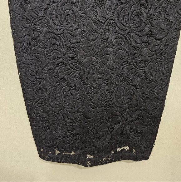Elegant Black Lace Dress - Picture 3 of 10